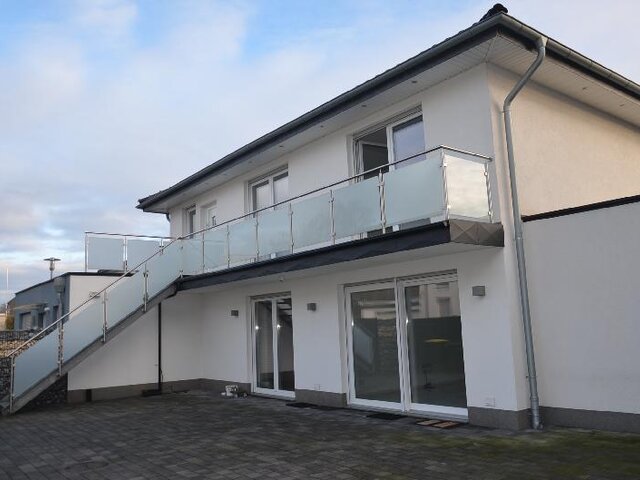 Rückseite mit Balkon OG