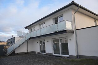 Rückseite mit Balkon OG