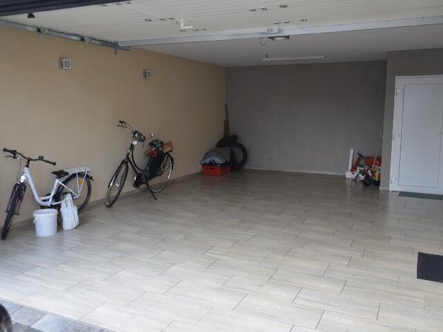 Großgarage mit Hauszugang