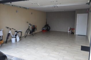 Großgarage mit Hauszugang