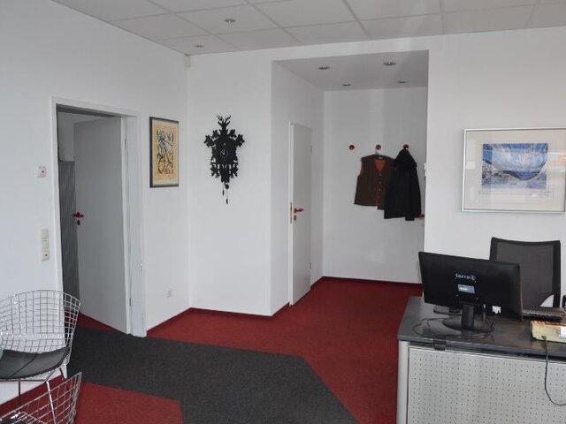 Bürotrakt zu WC und Chefbüro
