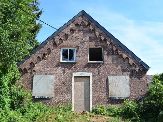 Vorderfront und Hauseingang
