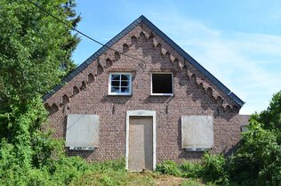 Vorderfront und Hauseingang
