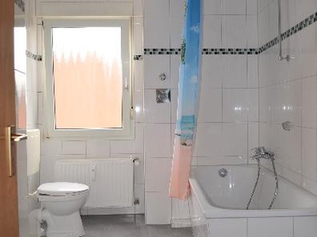 Erstes Bad links mit Wanne