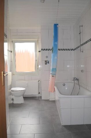 Erstes Bad links mit Wanne