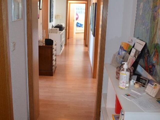 Flur ab Eingang, li. WC + Bad