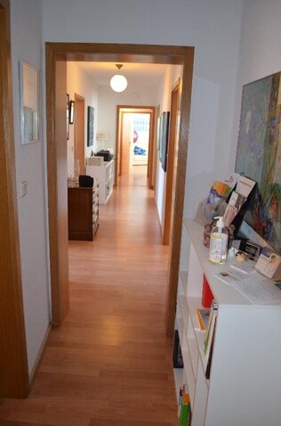 Flur ab Eingang, li. WC + Bad
