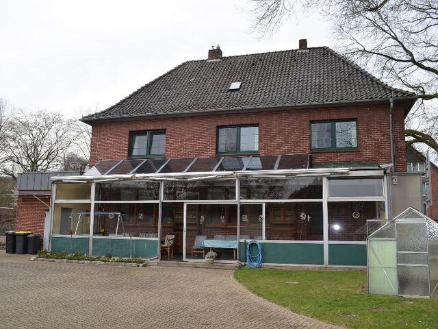 Mit Wintergarten + Solaranlage