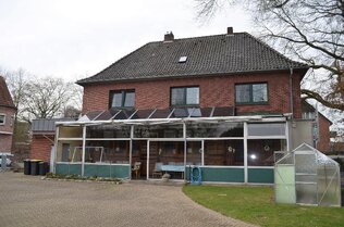 Mit Wintergarten + Solaranlage
