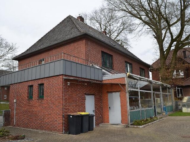 Die seitliche Garage am Haus