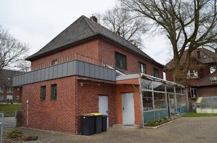 Die seitliche Garage am Haus
