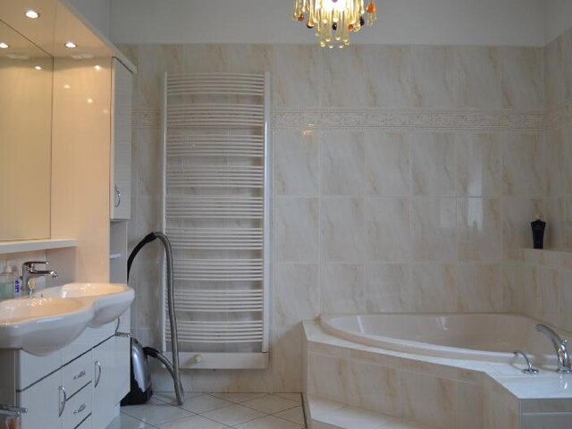 Vollbad mit Bidet im EG