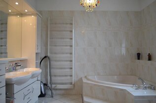 Vollbad mit Bidet im EG