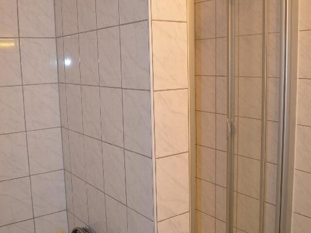 Bad mit Wanne und Dusche