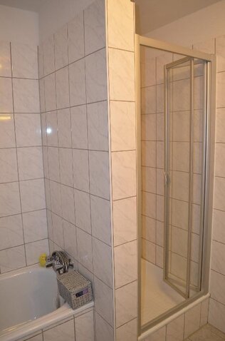 Bad mit Wanne und Dusche