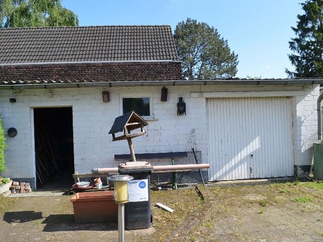 Eine der 2 Garagen und Schuppen