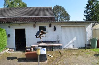 Eine der 2 Garagen und Schuppen