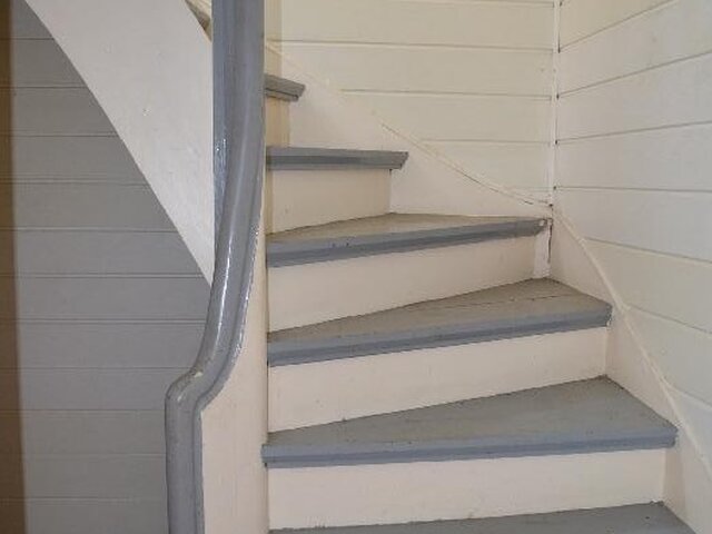 Treppe hinter Küche ins DG
