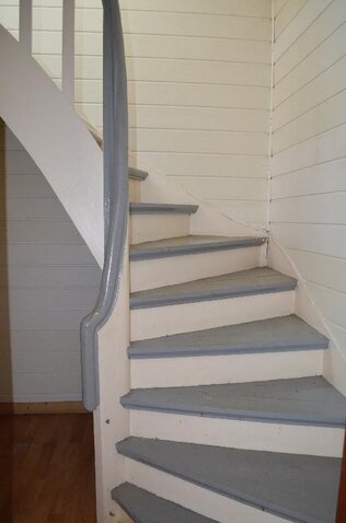 Treppe hinter Küche ins DG