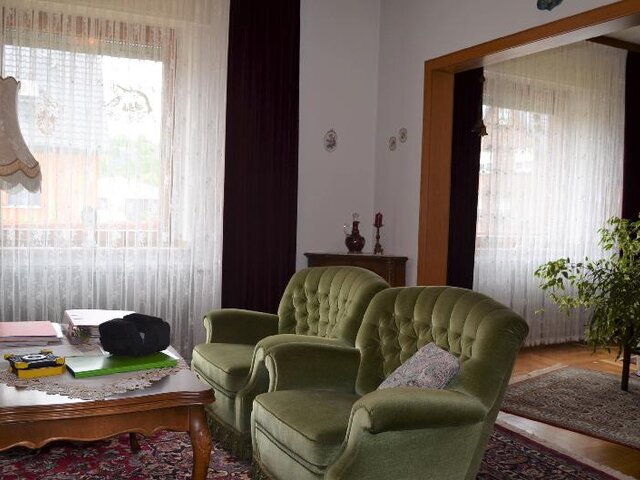 Wohnzimmer mit Durchgang
