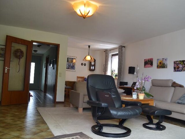Wohnzimmer zum Essbereich