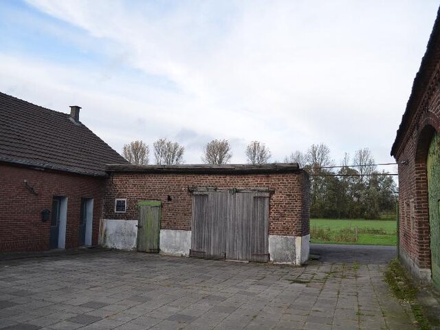 Stallungen neben Bauernhaus