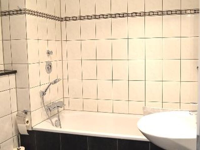 Waschbecken, Schrank, WC