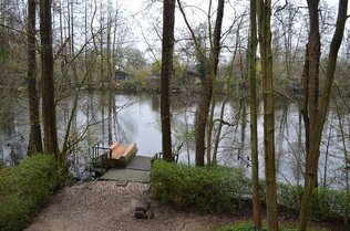 Steg zum Gewässer