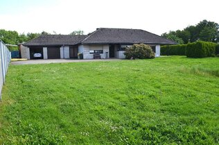 Bungalow mit Doppelgarage links