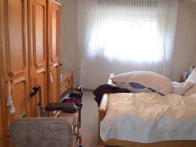 Schlafzimmer zur Straße 2. OG