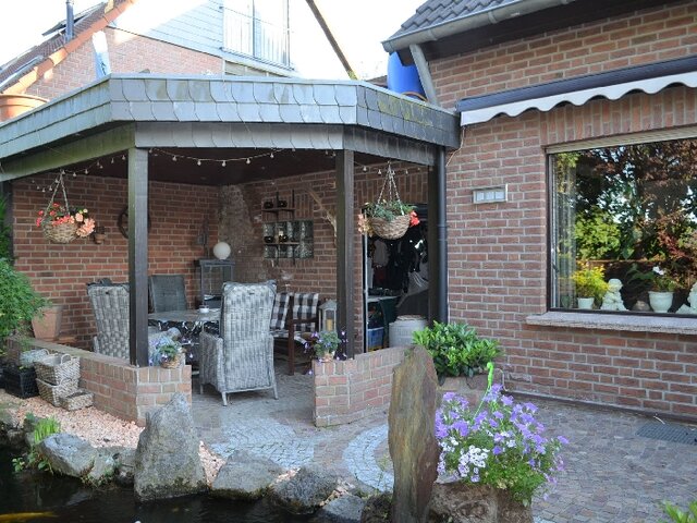 Freisitz und Terrasse links