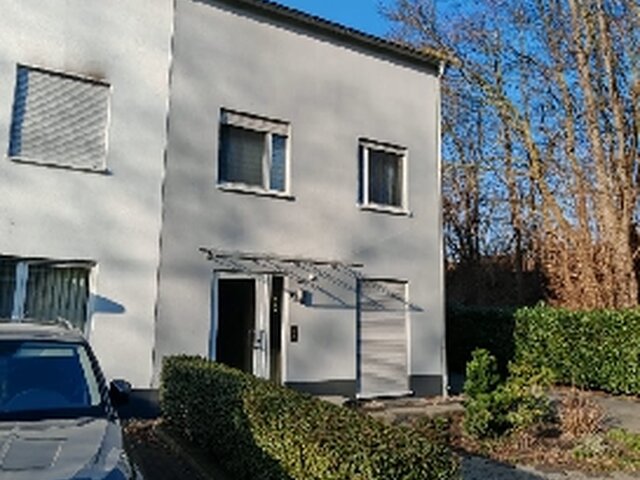Mit Vorplatz, Parkplätzen
