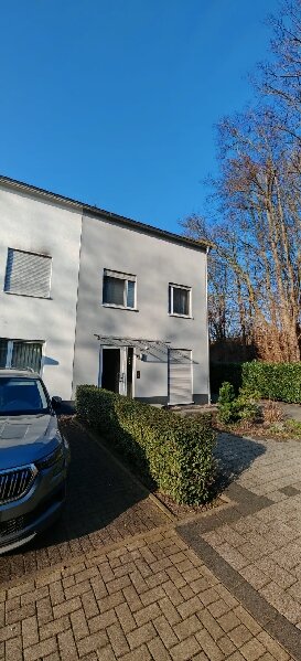 Mit Vorplatz, Parkplätzen
