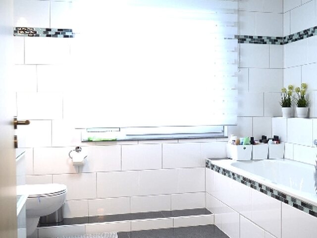 Bad mit Wanne im Obergeschoss