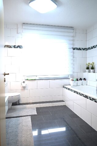 Bad mit Wanne im Obergeschoss