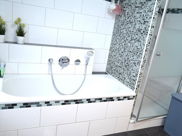 Bad mit Dusche im Obergeschoss
