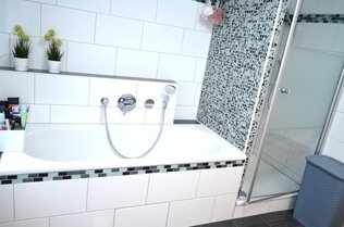 Bad mit Dusche im Obergeschoss