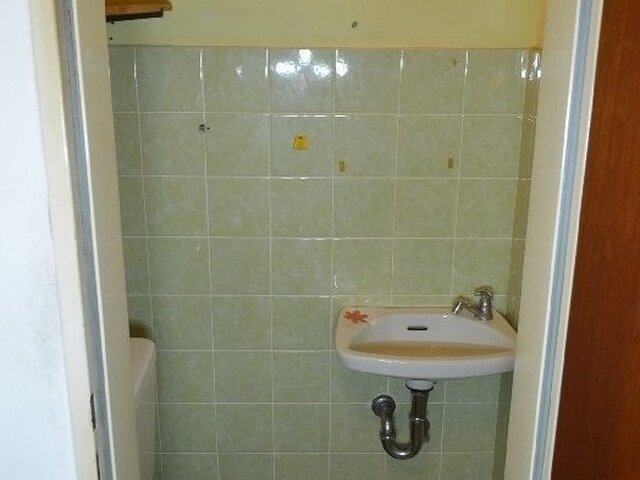 Gäste-WC links im Zwischenflur