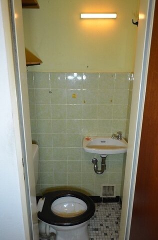 Gäste-WC links im Zwischenflur