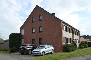 Seitenansicht mit Stellplätzen