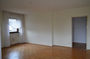 Wohnzimmer mit seitl. Fenster