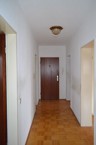 Flur ab Bad zur Wohnungstüre