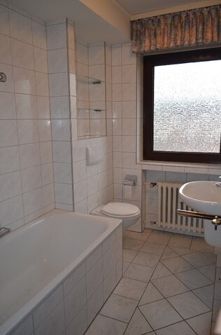 Neueres weißes Bad mit Fenster